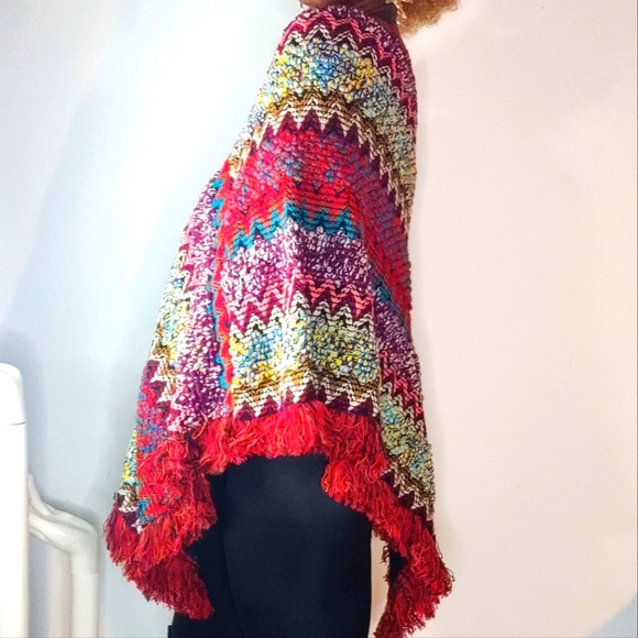 Fringe hem Poncho sweater - Picture 2 of 6